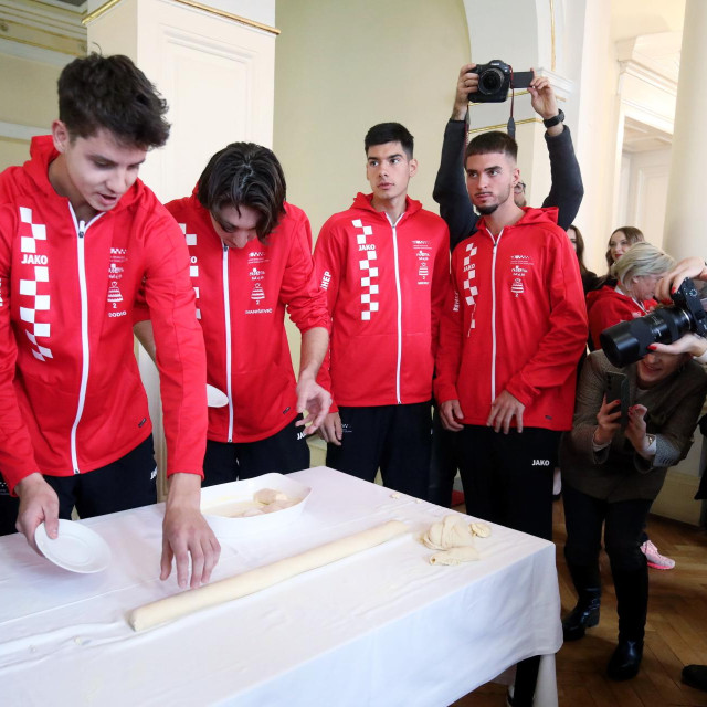 Tenisači obje reprezentacije sudjelovali su u radionici prikupljanja štrukli