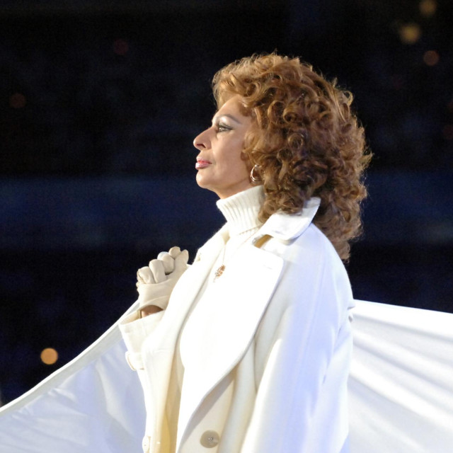 Sophia Loren nosi zastavu na otvarnju ZOI 2006. u Torinu