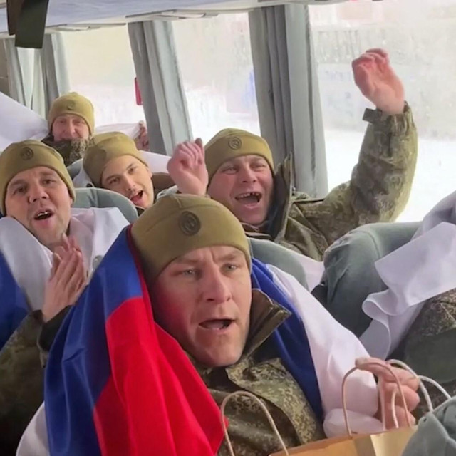 Ruski ratni zarobljenici nakon razmjene na neotkrivenoj lokaciji u Bjelorusiji