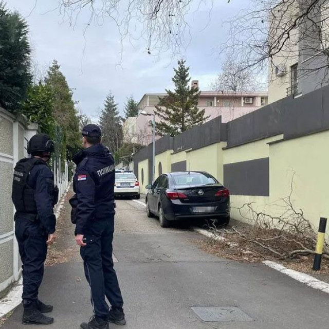 Policije ispred vile Zdravka Čolića