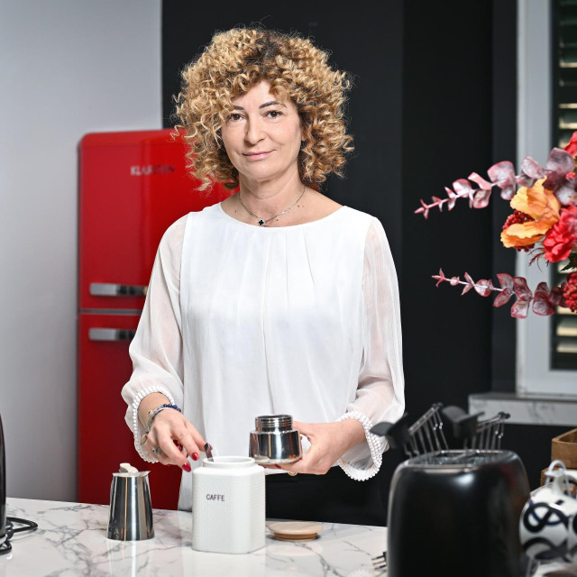 Rijeka, 230126.
Privatni stan cvjecarice Marijane Servadio.