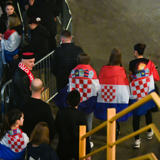 Okupljanje obozavatelja ispred Dvorane mladosti prije pocetka prvog od dva zakazana koncerta Marka Perkovica Thompsona.