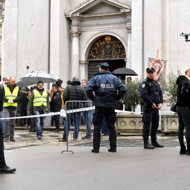 Molitva krunice ispred katedrale sv. Vida i policijsko osiguranje.