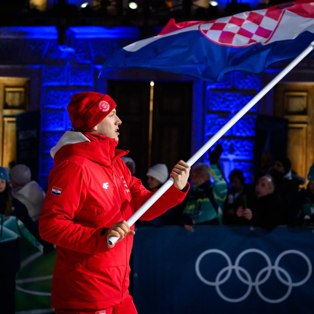  Matija Legović nosi hrvatski stijeg na svečanosti otvaranja u Cortini d‘Ampezzo