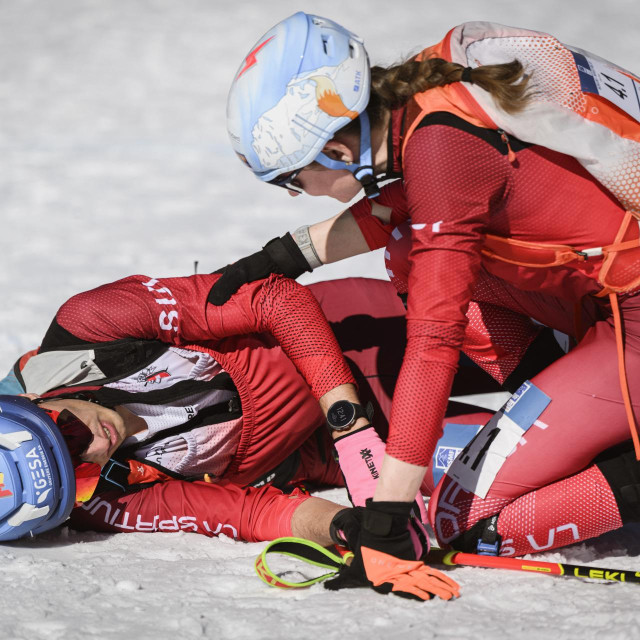Iscrpljeni Švicarci Marianne Fatton i Robin Bussard nakon utrke štafeta