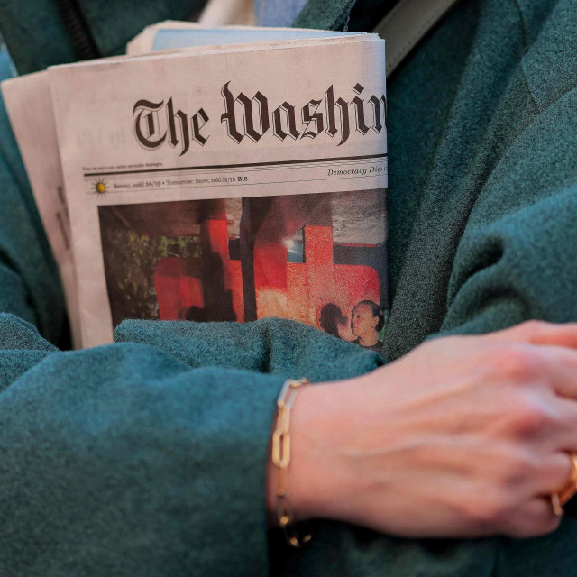 Prosvjed ispred Washington Posta nakon najava o otkazima