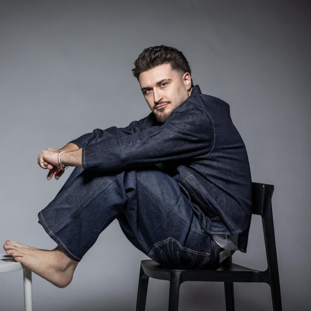 Zagreb, 190126.
Studio Hanza Media.
Tomislav Maric Toma, kantautor i radijski voditelj.