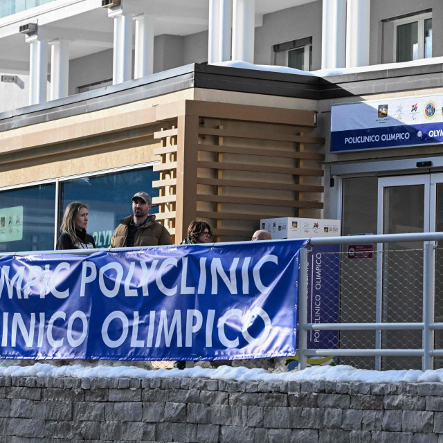 Ljudi ispred bolnice u Cortini d‘Ampezzo