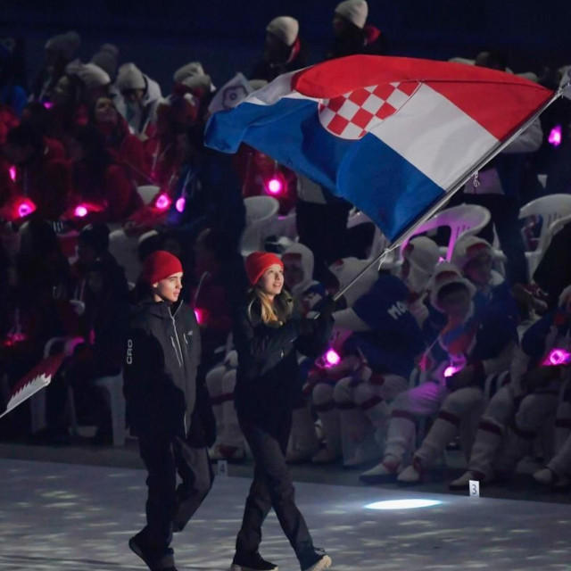 Ema Sobol sa zastavom na otvaranju ZOI, pokraj nje Ziggy Vrdoljak