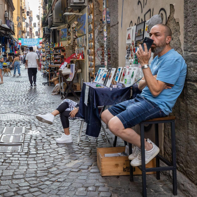 Italija i dalje bilježi visoke razine utaje poreza u usporedbi s drugim europskim zemljama.

Građani na ulicama Napulja