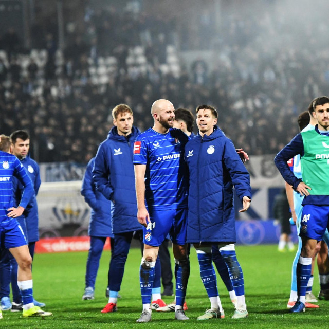 Igrači Dinama nakon utakmice na Rujevici