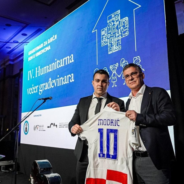 Ante Borovina i Vlado Ćorluka s prodanim dresom Luke Modrića