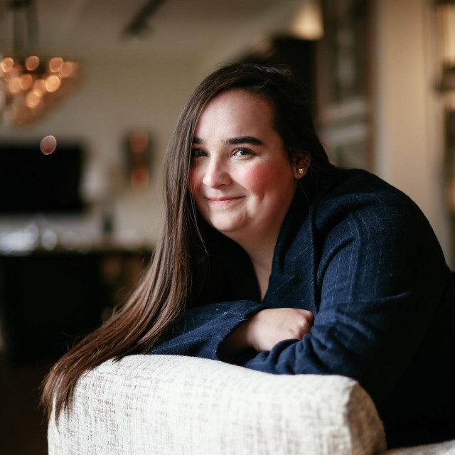 Od malih nogu pokazivala je sklonost prema kazalištu i umjetnosti