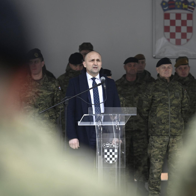 Potpredsjednik Vlade i ministar obrane Ivan Anušić na svečanom ispraćaju 8. hrvatskog kontingenta u NATO-ovu aktivnost u Mađarsku, u kojoj će sudjelovati 64 pripadnice i pripadnika Hrvatske vojske, održanom 10. veljače 2026. godine u vojarni Croatia u Zagrebu
