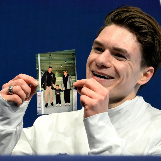 Maxim Naumov u rukama drži fotografiju iz djetinjstva s tragično preminulim roditeljima