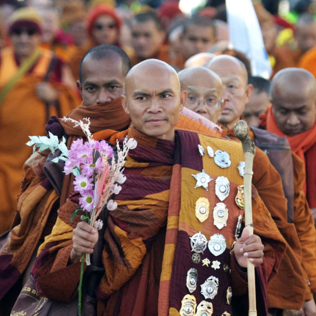 Časni Bhikkhu Pannakara predvodi hodnju avenijom Massachusetts nakon međuvjerskog obreda održanog 10. veljače 2026. u Nacionalnoj katedrali u Washingtonu