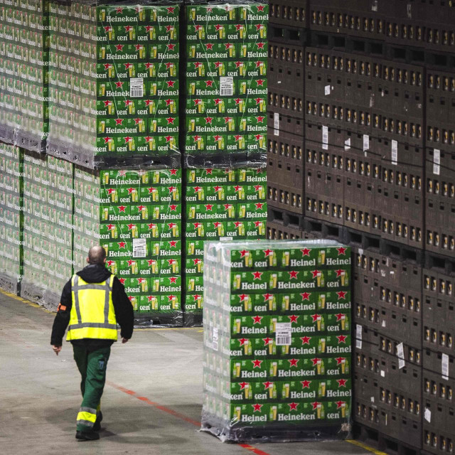 Radnik hoda u skladištu Heineken tvornice u Zoeterwoudeu