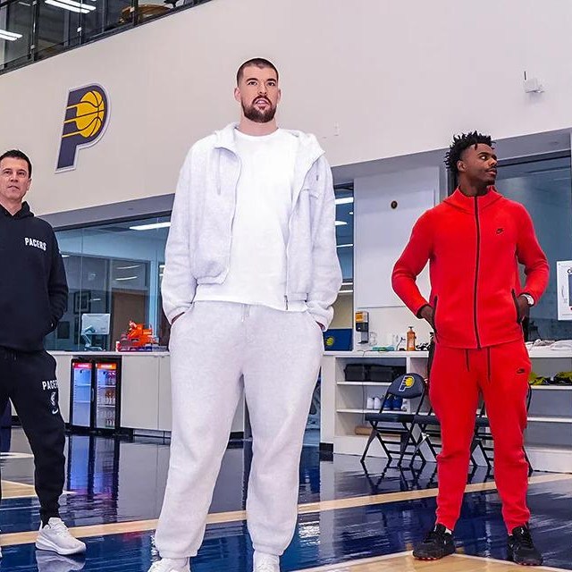 Novi igrači Pacersa, Ivica Zubac i Kobe Brown u društvu generalnog managera Chada Buchanana