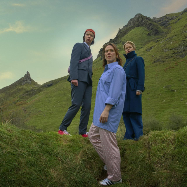 U glavnim ulogama našle su se Caoilfhionn Dunne, Roisin Gallagher, Sinead Keenan