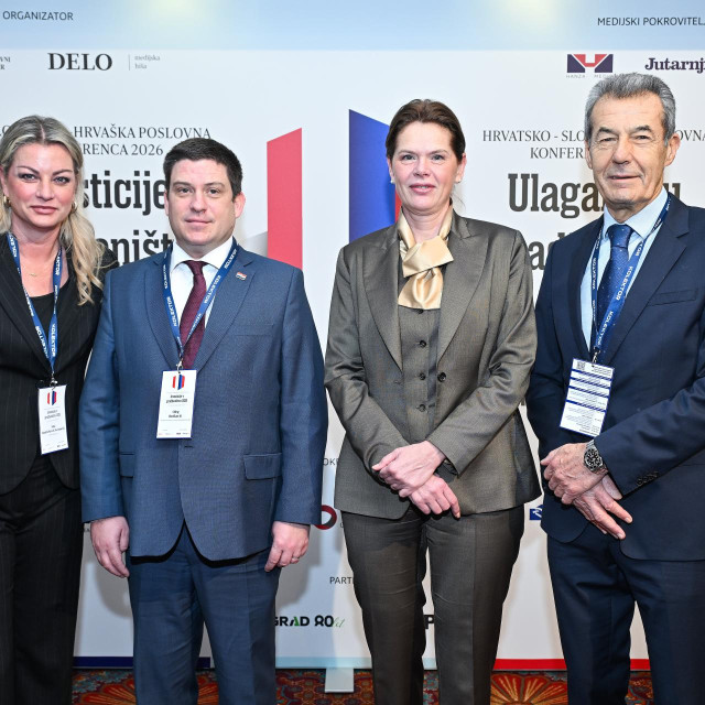 Slovensko-hrvatska poslovna konferencija Investicije u graditeljstvu 2026.
Na fotografiji: Ana Hanžeković Krznarić, Oleg Butković, Alenka Bratušek, Stojan Petrič
