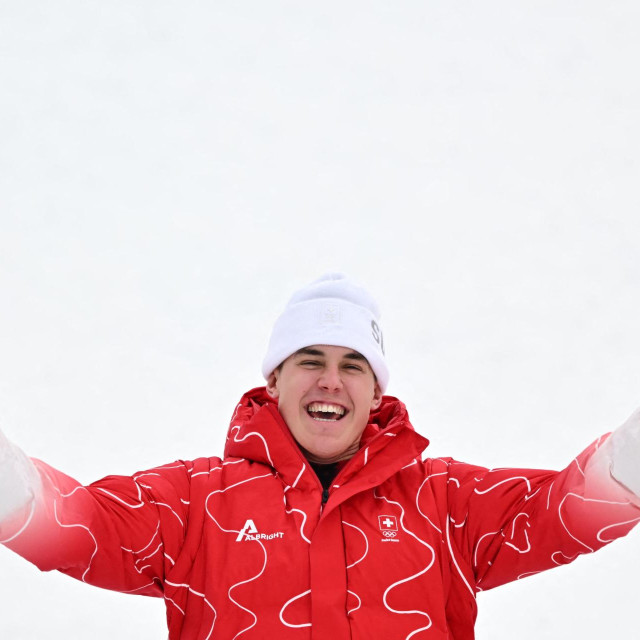 Gold medallist Switzerland‘s Franjo von Allmen celebrates on the podium of the men‘s super-G alpine skiing event during the Milano Cortina 2026 Winter Olympic Games at the Stelvio Ski Centre in Bormio (Valtellina) on February 11, 2026. (Photo by Fabrice COFFRINI/AFP)