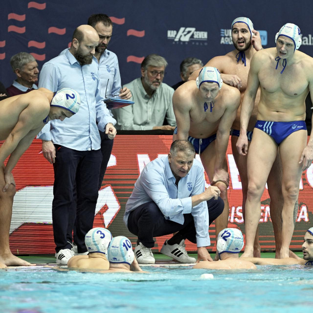 Trener Zoran Bajić i ”veliki dečki” oko njega