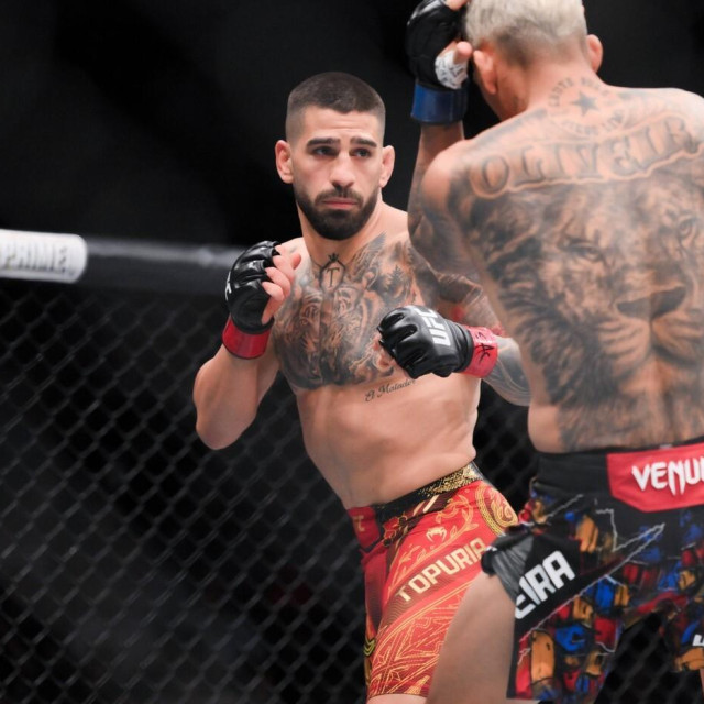 Ilia Topuria vs Charles Oliveira