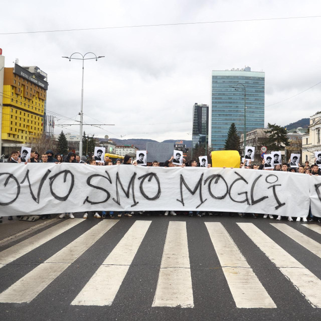 Građani se okupili na mjestu tramvajske nesreće kod Zemaljskog muzeja u Sarajevu kako bi odali počast nastradalima u tramvajskoj nesreći