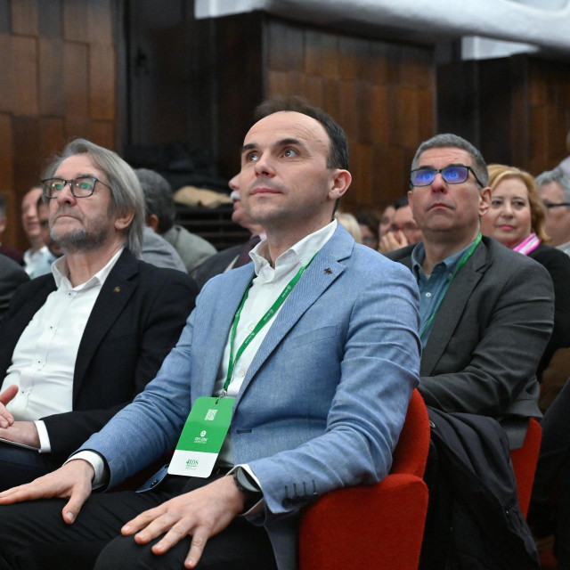 Loris Peršurić (drugi zdesna) na 41. izbornom saboru Istarskoga demokratskog sabora (IDS) održanom u dvorani Pučkog otvorenog učilišta Augustin Vivoda u Buzetu 14. veljače 2026. godine
