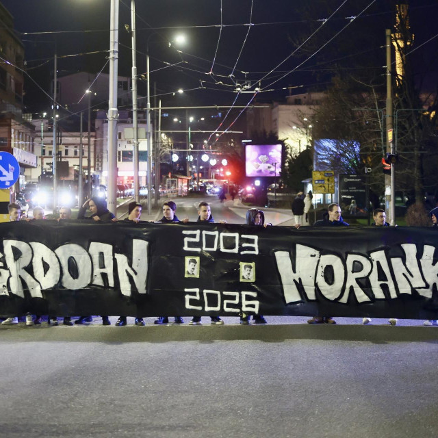 Građani Sarajeva odaju počast stradalima u tramvajskoj nesreći