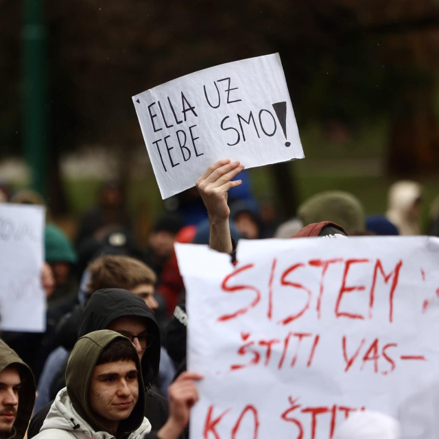 Građani nastavljaju prosvjed na mjestu teške prometne nesreće u Sarajevu 14. veljače 2026. godine
