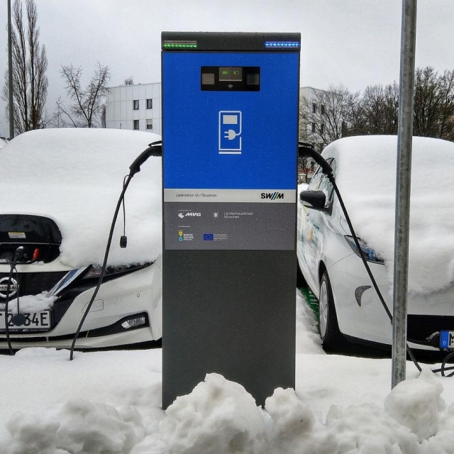 Električni auto na punjaču, zima, ilustracija