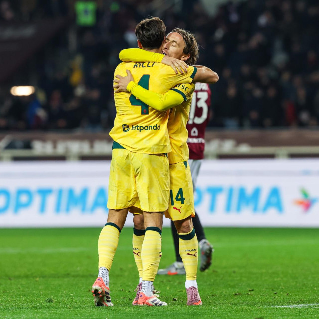 Modrić i Ricci u zagrljaju