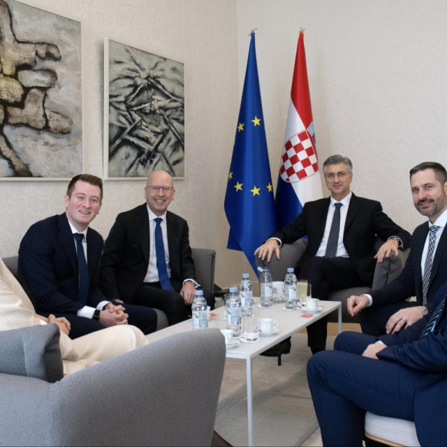 Victor Dodig (treći s lijeva) i premijer Andrej Plenković sa suradnicima