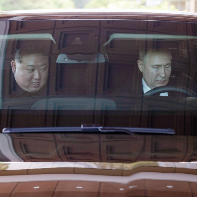 Vladimir Putin i Kim Jong Un u Aurusu u Pyongyangu 2024. godine