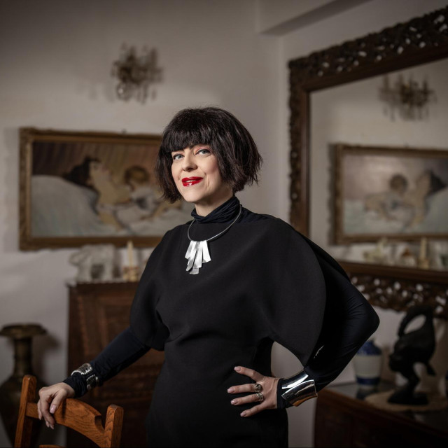 Zagreb, 130226.
Remete.
Privatna kuca.
Politicarka Mirela Holy.