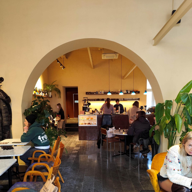 Prostrani lokal zamišljen je kao mjesto uživanja u najrasprostranijem crnom napitku