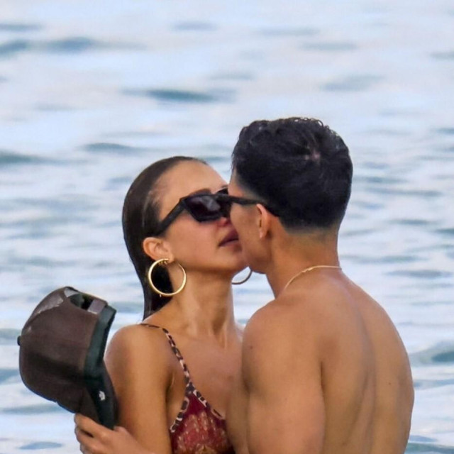 Danny Ramirez i Jessica Alba