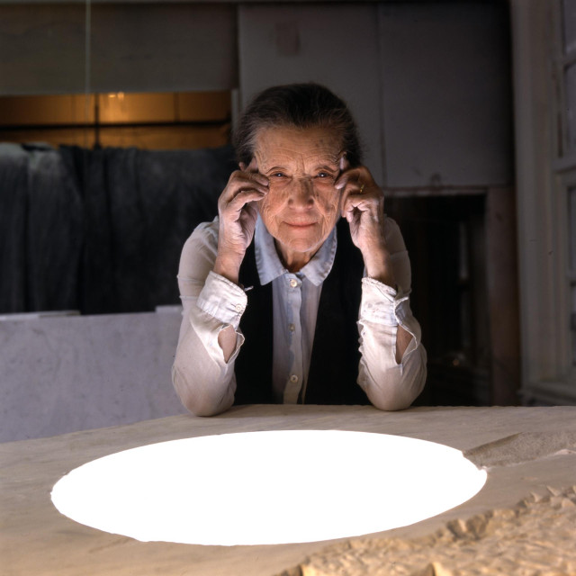 Louise Bourgeois sa skulpturom Pass: ‘Teško je biti žena, usto još simpatična. Ta želja da budemo simpatične strašno je iritantna‘