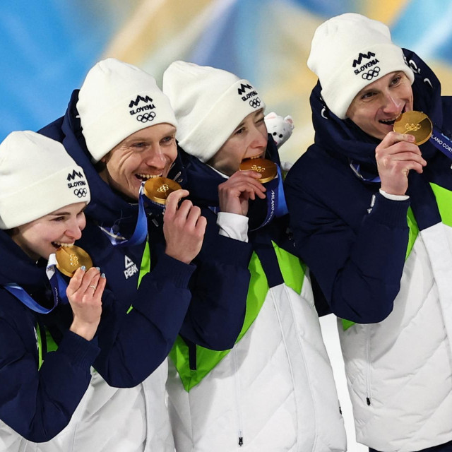 Nika Vodan, Anže Lanišek, Nika i Domen Prevc - mješovita slovenska reprezentacija u skijaškim skokovima, zlatna na ZOI u Italiji