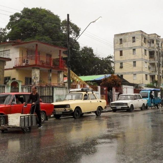 Automobili u redu za gorivo u Havani