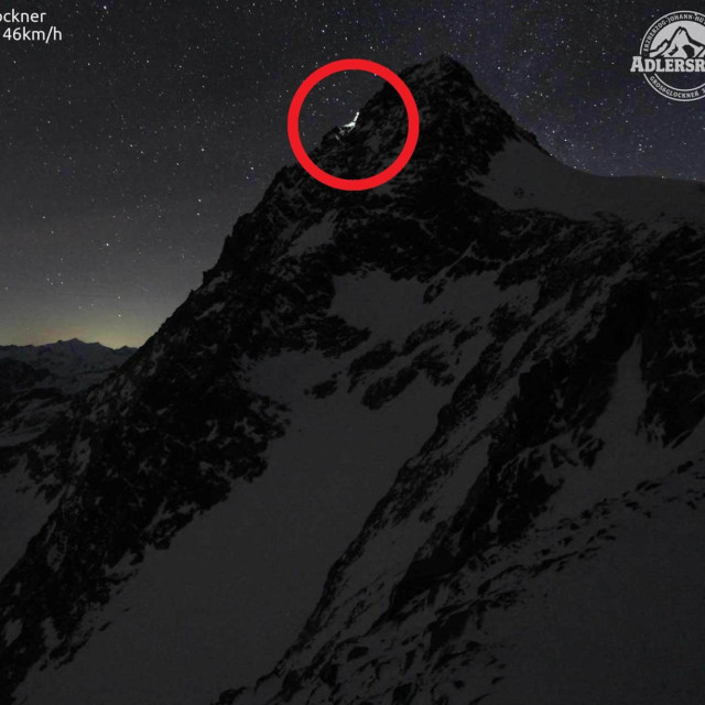 Kadar iz snimke koju je web-kamera koja snima planinu Grossglockner načinila 18. siječnja u 21.30 sati. Prema tvrdnjama tužiteljstva, Thomas P. i Kerstin G. tada su zapeli na planini. U crvenom krugu se vidi njihovo svjetlo