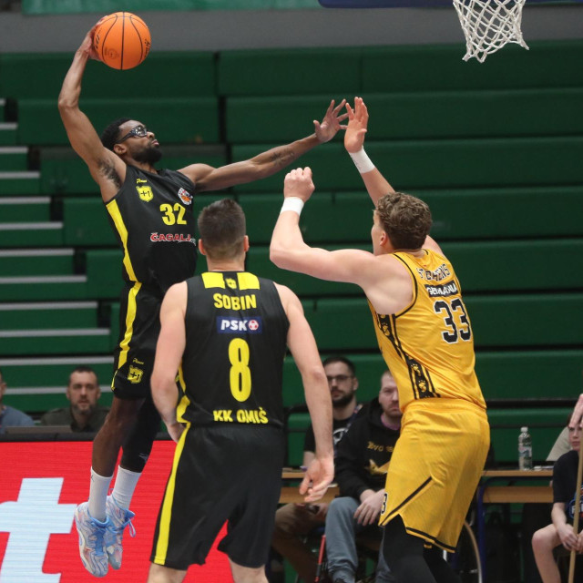Victor Nwagbaraocha u pokušaju zakucavanja na splitski koš