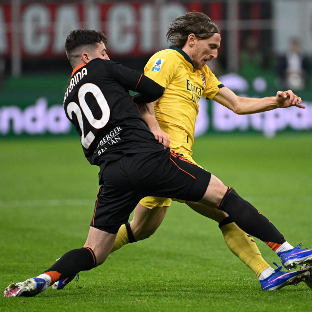 Baturina i Modrić u borbi za loptu