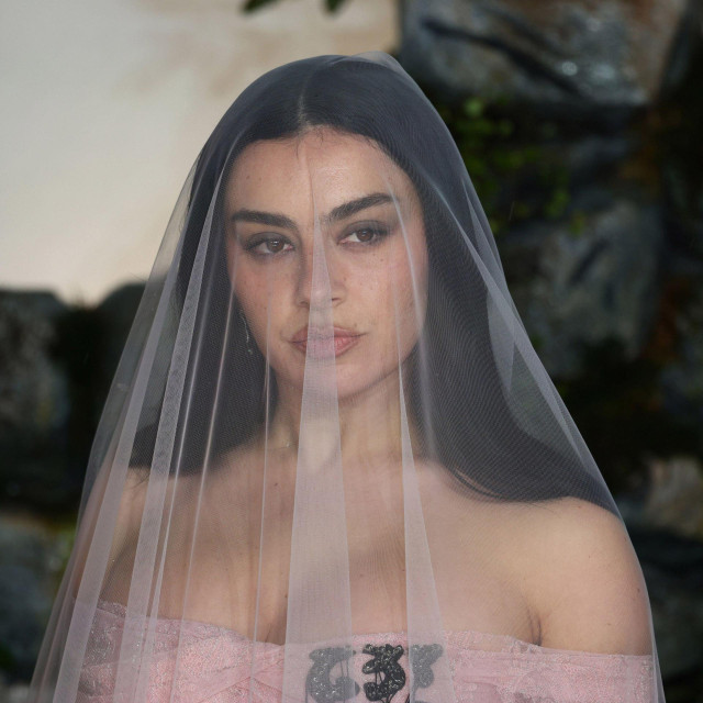 Charli XCX s albumom za film ‘Orkanski visovi‘ nije ni blizu Kate Bush