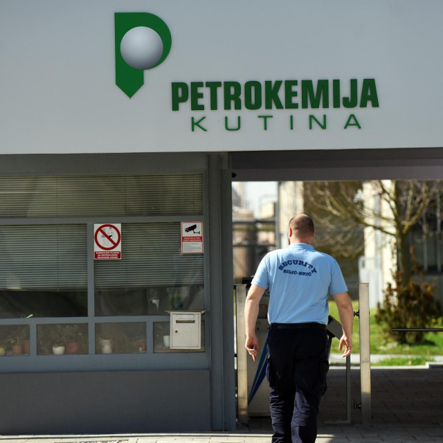 SPECIJAL JUTARNJI LIST
Kutina, 220323.
Nastavlja se kriza u Petrokemiji u Kutini gdje i nakon godine dana nije obnovljena proizvodnja.
Na fotografiji: Petrokemija.