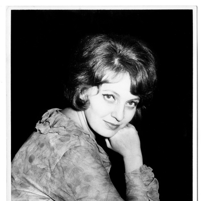 Na nastupu u Rio de Janeiru upoznala i Henryja Mancinija, autora jazz teme za film ‘The Pink Panther‘. On i supruga zaljubili su se u Aničin glas, a slavna peruanska pjevačica Yma Sumac čestitala joj je na nastupu, govoreći da ima ‘božanstveni glas‘