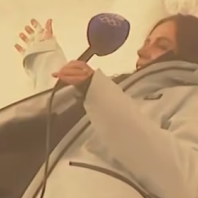 Australska reporterka Danika Mason pijana se valja po snijegu u javljanju uživo