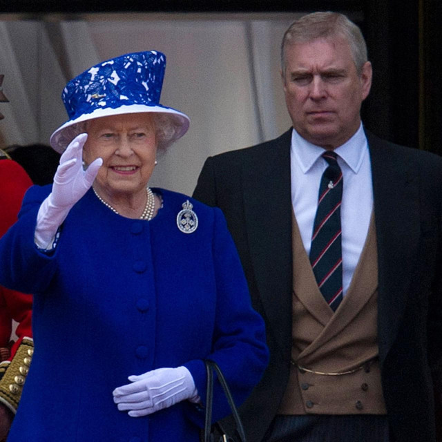 Kralj Charles III., pokojna kraljica Elizabeta II. i bivši princ Andrew Mountbatten-Windsor (arhivska fotografija)