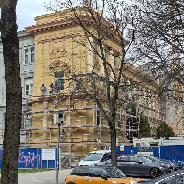 Radnici kod južnog krila zgrade
